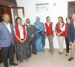 Fotografía de grupo durante su visita al Centro de Emergencia 