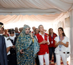 Doña Leticia acompañada de la Ministra de Acción Social, Infancia y Familia, recibe explicaciones sobre panel del Proyecto Integral de atención a víct