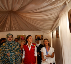 Doña Letizia continua el breve recorrido por los paneles explicativos del Proyecto Integral de atención a víctimas de la violencia de género
