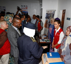 Doña Letizia recibe de la Comisariajefa de la Brigada de Menores explicaciones durante su recorrido por las instalaciones de la comisaría