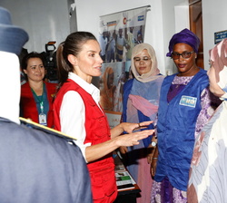Doña Letizia conversa con personal de la comisaría 