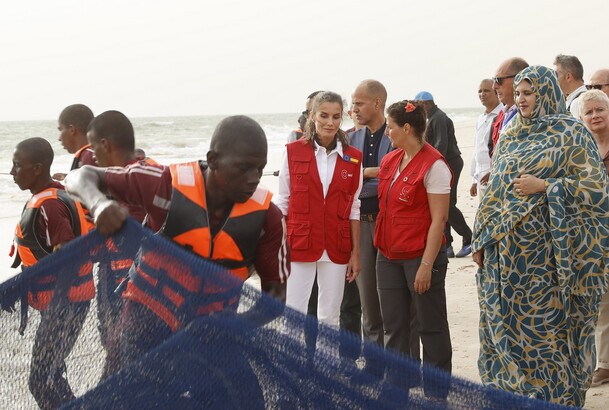 Doña Letizia observa el trabajo de los pescadores a su llegada tras la jornada de pesca