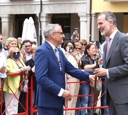 El Rey recibe de manos del alcalde de Ponferrada, Olegario Ramón Fernández, el bastón de mando de la localidad