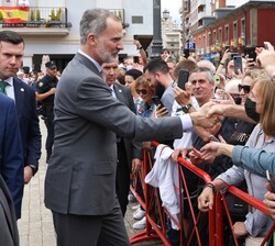Don Felipe recibe el cariño de los vecinos de Ponferrada