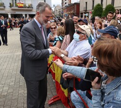 Don Felipe con los vecinos de Ponferrada