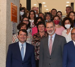 Don Felipe con las autoridades y trabajadores del Ayuntamiento de Ponferrada