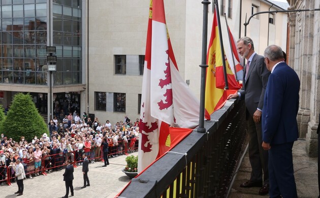 Don Felipe en el balcón del Ayutamiento de Ponferrada
