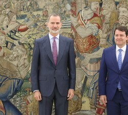Su Majestad el Rey junto al presidente de la Junta de Castilla y León, Alfonso Fernández Mañueco