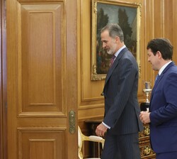 El Rey y el presidente de la Junta de Castilla y León se dirigen al despacho de Don Felipe para la audiencia