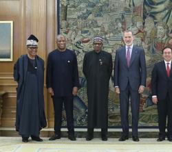 Su Majestad el Rey acompañado del Presidente de la República Federal de Nigeria, Muhammadu Buhari, el Ministro de Asuntos Exteriores, el embajador de 