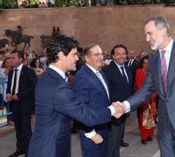 Don Felipe es saludado por Miguel Abellán, director gerente del Centro de Asuntos Taurinos de la Comunidad de Madrid