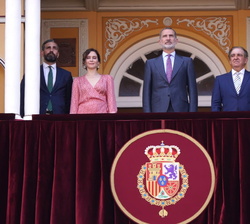Su Majestad el Rey en el Palco Real antes de la interpretación del Himno Nacional