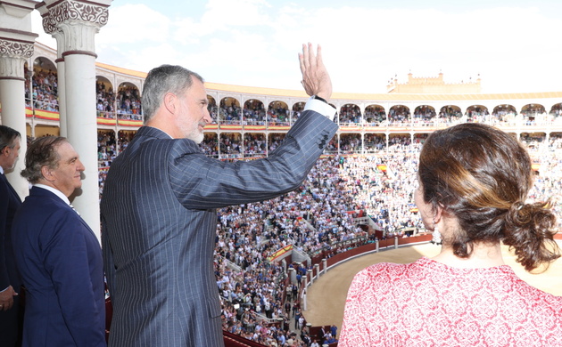 Don Felipe devulve el saludo al público asistente que le brinda la mejor de sus ovaciones