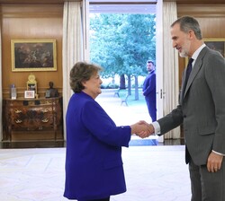 Su Majestad el Rey recibe el saludo de la presidenta del Tribunal de Cuentas, Enriqueta Chicano Jávega