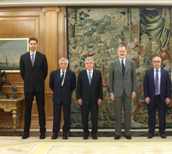 Su Majestad el Rey junto a los presidentes y miembros el los Comités Olímpico Internacional y Olímpico Español