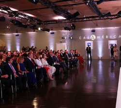 Don Felipe junto al resto de personalidades y autoridades en el interior del anfiteatro Gabriela Mistral de la Casa de América