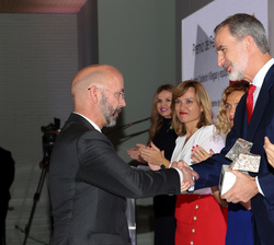 Su Majestad el Rey hace entrega del "Premio Periodismo Narrativo" a Ricardo Calderón Villegas