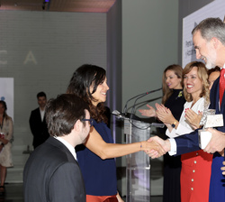 Su Majestad el Rey hace entrega del "Premio Periodismo de Cooperación Internacional y Acción Humanitaria" a Salvador Benasayag y Valentina O