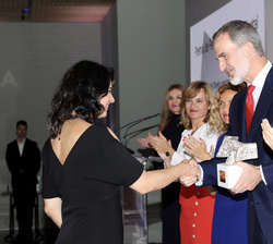 Su Majestad el Rey hace entrega del "Premio Periodismo Ambiental" a Juliana Mori de Oliveira