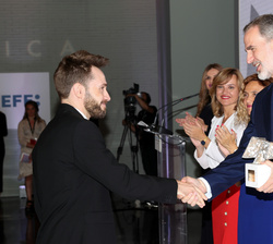 Su Majestad el Rey hace entrega del "Premio Periodismo Cultural" a Sergio Rodríguez Blanco