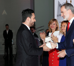 Su Majestad el Rey hace entrega del "Premio de Fotografía" a César Luis Melgarejo Aponte