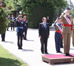 Su Majestad el Rey recibe Honores de Ordenanza