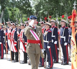 Su Majestad el Rey durante la revista a las tropas