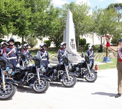 Su Majestad el Rey pasa revista a las unidades motorizadas
