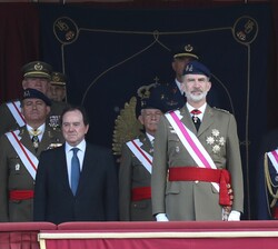 Su Majestad el Rey en la Tribuna Real para el inicio del acto