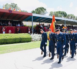 Su Majestad el Rey preside el desfile de los guardias reales que acaban de realizar el Juramento a la Bandera
