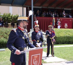 Su Majestad el Rey durante la alocución del Coronel Jefe de la Guardia Real