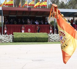 Su Majestad el Rey saluda al paso de la Bandera