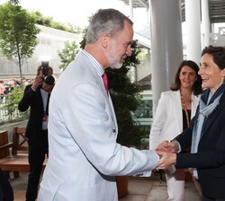 Su Majestad el Rey es recibido por las autoridades a su llegada al torneo 
