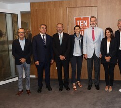Su Majestad el Rey junto a las autoridades que le recibieron a su llegada al estadio