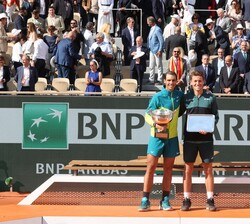Don Felipe durante la sesión de fotografías de los finalistas con sus trofeos