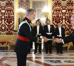 Su Majestad el Rey recibe la Carta Credencial de manos del embajador de la República Federativa de Brasil, Orlando Leite Ribeiro