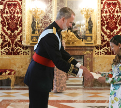 Su Majestad el Rey recibe la Carta Credencial de manos de la embajadora de la República de Maldivas, Farahanaz Faizal