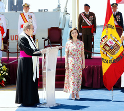 Su Majestad la Reina con la Enseña Nacional momentos antes de la entrega al Comandante de la Fuerza de Guerra Naval Especial