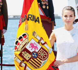 Su Majestad la Reina con la Enseña Nacional momentos antes de la entrega al Comandante de la Fuerza de Guerra Naval Especial