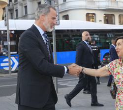 Su Majestad el Rey recibe el saludo de la ministra de Defensa, Margarita Robles