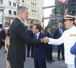 Su Majestad el Rey recibe el saludo del almirante jefe del Estado Mayor de la Armada, Antonio Martorell