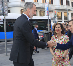 Su Majestad el Rey recibe el saludo del alcalde de Madrid, José Luis Martínez-Almeida