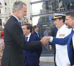 Su Majestad el Rey recibe el saludo del responsable de Contenidos de Prime Video España, Ricardo Cambronero