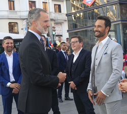 Su Majestad el Rey conversa con el el productor, el director y los actores principales de la serie