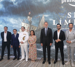 Fotografía de grupo de Su Majestad el Rey con las autoridades, el responsable de Contenidos de Prime Video España, el productor, el director y los act