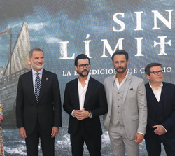 Fotografía de grupo de Su Majestad el Rey con el responsable de Contenidos de Prime Video España, el productor, el director y los actores protagonista