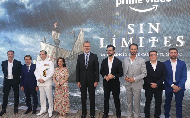 Fotografía de grupo de Su Majestad el Rey con las autoridades, el responsable de Contenidos de Prime Video España, el productor, el director y los act