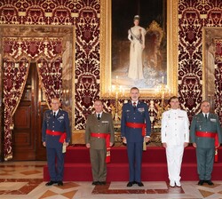 Su Majestad el Rey junto a un grupo de generales de División y vicealmirante