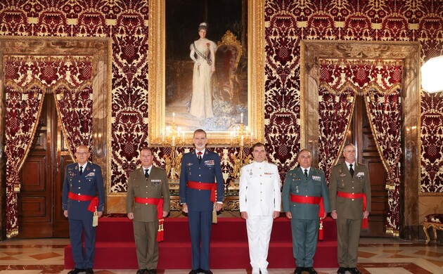 Su Majestad el Rey junto a un grupo de generales de División y vicealmirante