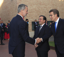 Don Felipe recibe el saludo de Alberto Núñez Feijóo, presidente del Partido Popular en presencia del Ministro de Asuntos Exteriores, Unión Europea y C